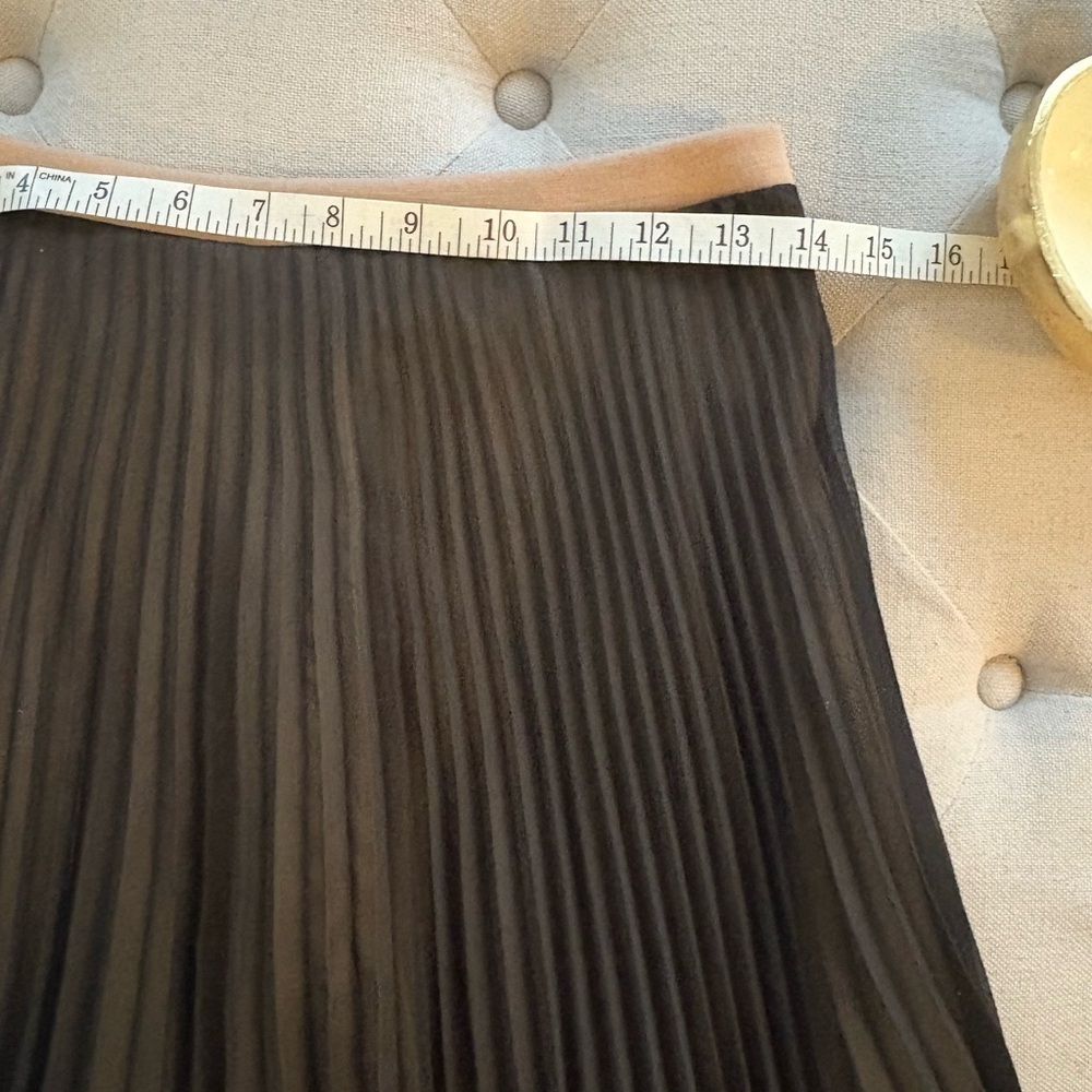 GATA. Elegant Black Pleated Skirt. SIZE. 36 - Picture 5 of 13